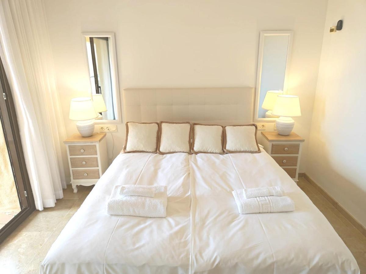 شقة 15 First Line Penthouse With Wonderful Seaview Near Duquesa Golf Manilva Andalucia المظهر الخارجي الصورة