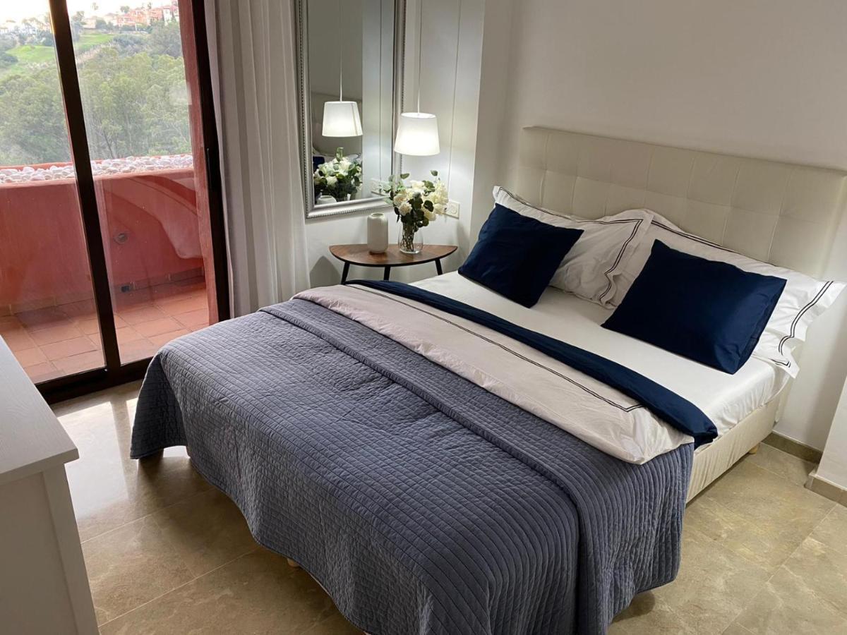 شقة 15 First Line Penthouse With Wonderful Seaview Near Duquesa Golf Manilva Andalucia المظهر الخارجي الصورة